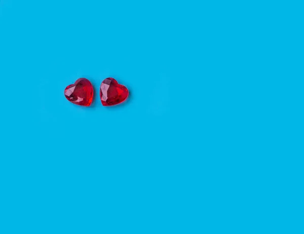 Dos Corazones Rojos Cristal Sobre Fondo Azul — Foto de Stock