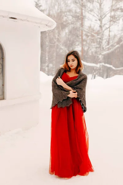 Belle Fille Dans Une Longue Robe Rouge Une Écharpe Sur — Photo