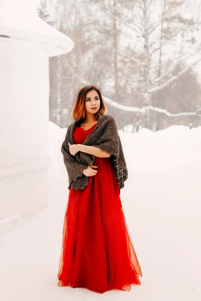 Belle Fille Robe Longue Châle Laine Sur Ses Épaules Hiver — Photo