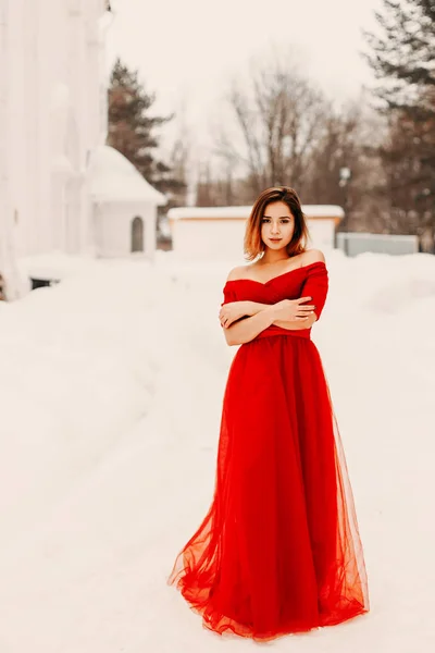 Belle Fille Robe Longue Rouge Hiver Extérieur Neige Autour — Photo