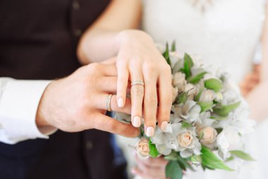 Nikah yüzükleri. Gelin ve damat Nikah yüzükleri ile elleri. Yumuşak odak.