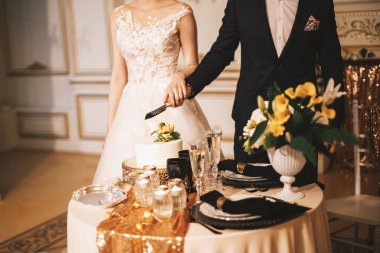 Gelin ve Damat Düğün pastası kesti. Güzel düğün. Düğün günü. Lüks dcor düğün Salonu.