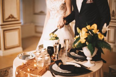 Gelin ve Damat Düğün pastası kesti. Güzel düğün. Düğün günü. Lüks dcor düğün Salonu.