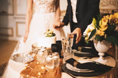 Düğün günü. Ziyafet düğün. Gelin ve damat masada. Güzel düğün dekor altın tonlarda