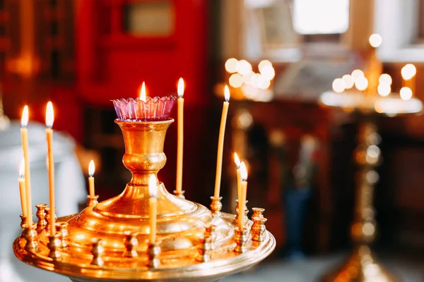 Brennende Wachskerzen Der Orthodoxen Kirche Oder Tempel Kerzen Und Taufbecken Stockfoto