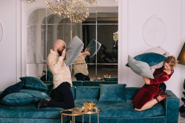 Güzel birkaç yastık ile mücadele severler. Aşıkların oyunlar. Kadın ve erkek kavga. Cinsiyetler Savaşı