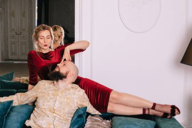 Güzel genç çift kanepede evlerinde. Genç aşıklar oyunları.