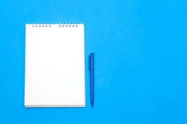 Beyaz: Not defteri ve mavi zemin üzerine mavi kalem. konuşma balonu