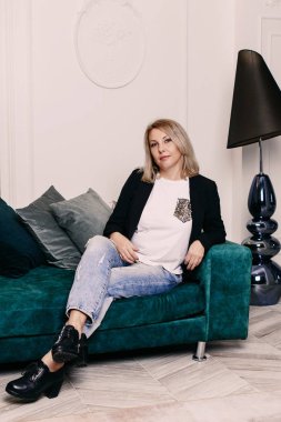 parlak geniş odasında kanepede oturan kadın