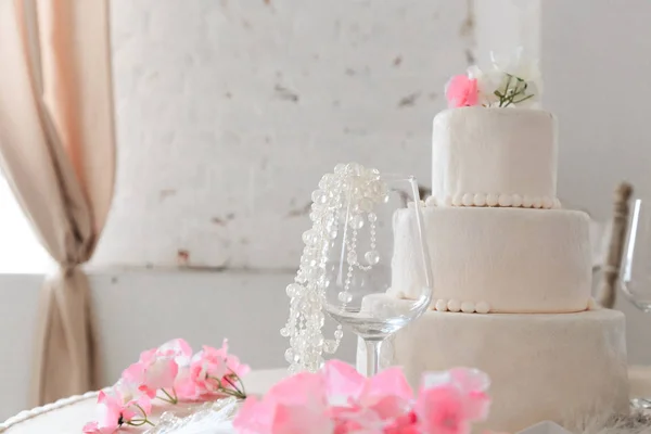 Gâteau Mariage Avec Des Fleurs Sur Table Fête Dans Intérieur — Photo