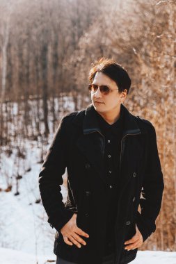  Bir ceket ve doğada gözlük bir adamın portresi