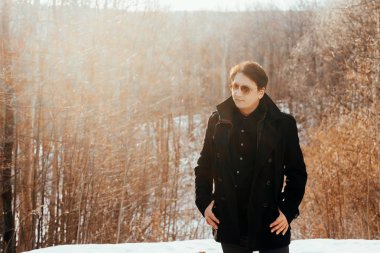   Bir ceket ve doğada gözlük bir adamın portresi