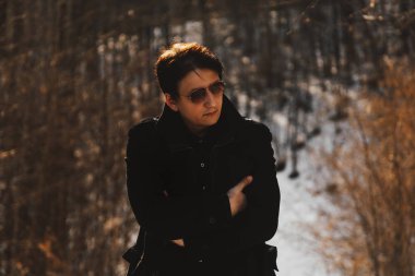 Genç adamın portresi. Sokakta buz gibi bir adam