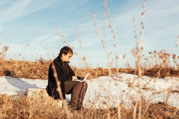 Mann Arbeitet Mit Laptop Auf Der Straße Feld Der Frischen — Stockfoto