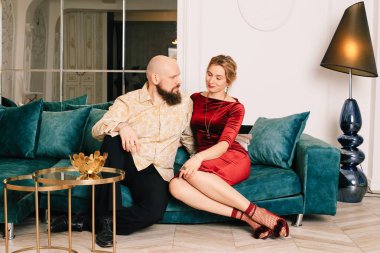 Koca ve koca geniş bir parlak odada kanepede oturan birlikte her dakika zevk