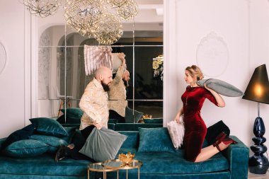 evde yatakta mutlu çift yastık sahip mücadele