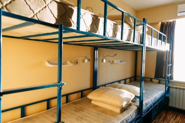 Öğrenciler için temiz beyaz yatak ile hostel yatak odası içinde Sabah