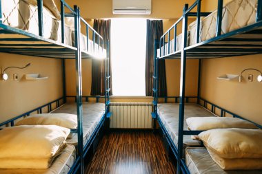 Backpackers on iki kişi için yurt odası içinde modern çift katlı yatak ile otelde kalmak