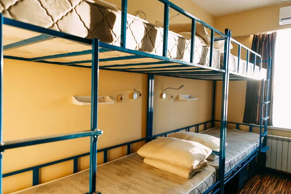 Öğrenciler için temiz beyaz yatak ile hostel yatak odası içinde Sabah