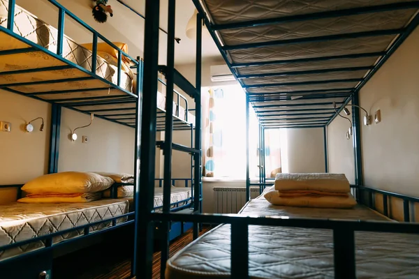 Öğrenciler veya gezginler için yeni hostel ranza ile yurt odası.