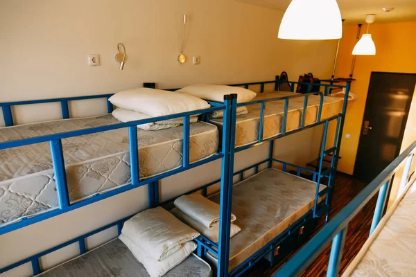 酒店客房，小房间内配有空双层床 — 图库照片