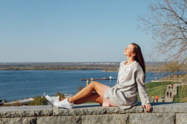 Volga nehir seti üzerinde oturan güzel genç kız