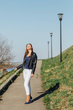 güneş gözlüğü ve siyah deri ceket açık poz moda model