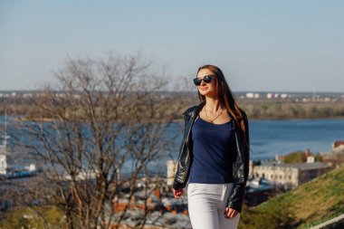 uzun saçlı ve deri ceketile güneş gözlüğü şık kız