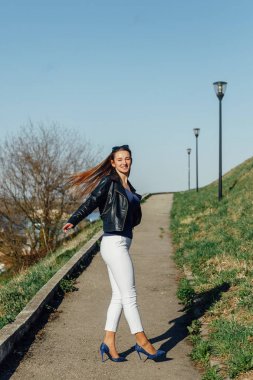 Mutlu kadın dönen, bir turist kız