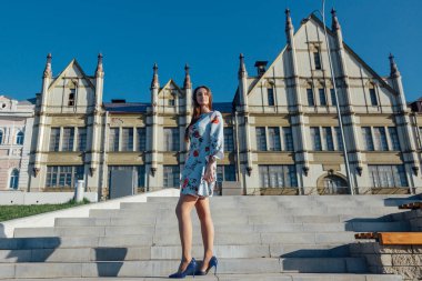 Narin mavi elbiseli genç bir kadın.