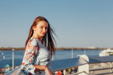 Uzun sarı saçlı, mavi zarif elbise giymiş genç bir kadının Yakın Çekim Portresi