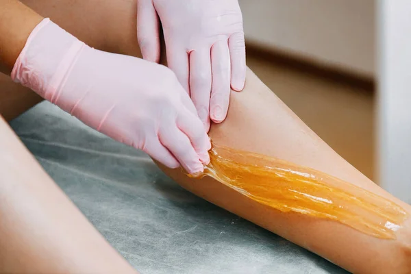 뷰티 살롱에서 발을 왁 싱 설탕 sugaring. — 스톡 사진