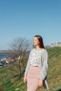 Yaz güneşli yaşam tarzı moda sokakta yürüyen genç şık hipster kadın portresi