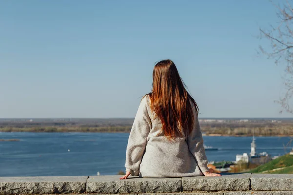 Rear view young long hair girl looking at the river. — Stock Photo, Image