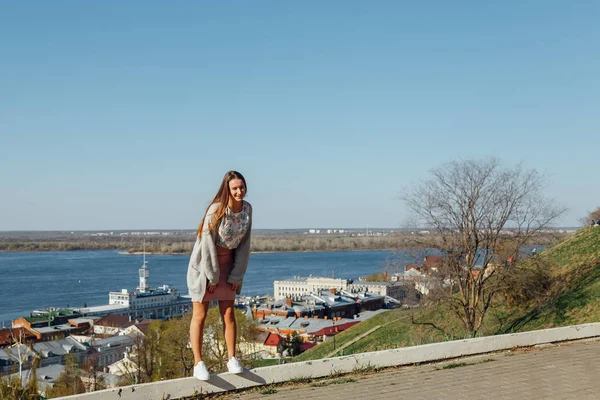 Une jeune fille marche sur le remblai de la baie de la ville . — Photo