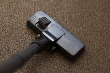 Modern bir elektrik süpürgesinin başının yakın çekim. Elektrikli süpürge gri halı