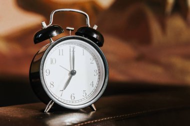 Masanın üzerindeki çalar saat. Fotoğraf retro renk resim biçimi