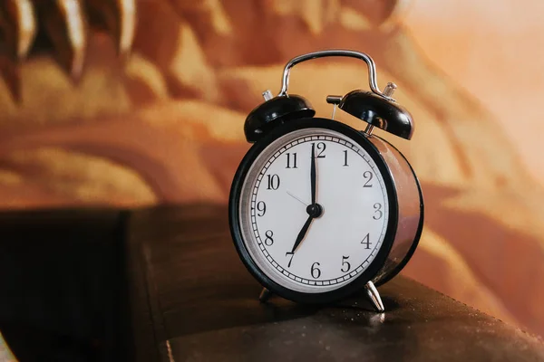 Relógio de alarme retro em uma mesa. Foto em estilo de imagem de cor retro — Fotografia de Stock