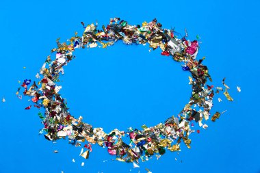 Mavi arka planda uçan renkli konfeti