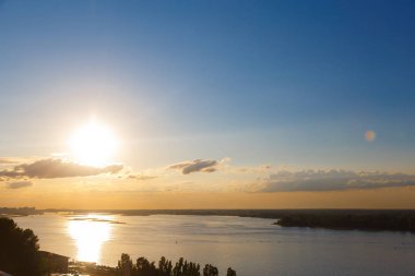 Sunset turuncu göl su yansıma manzara. Gün batımı su yansıması.