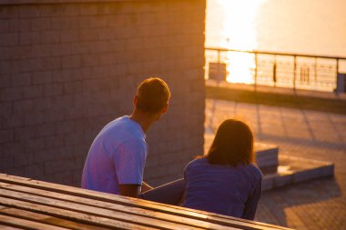 İki aşık gün batımında suya baktılar..