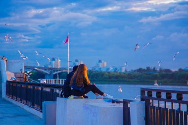 İki aşık gün batımında suya baktılar..