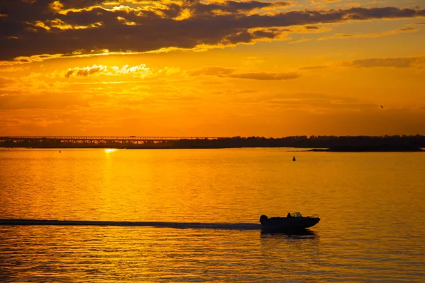 Een prachtige gouden zonsondergang op de rivier. — Stockfoto