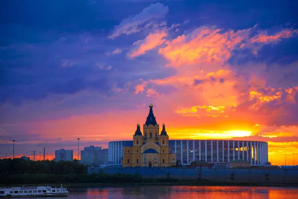 Puesta de sol en la ciudad. puesta de sol en el río. Las gaviotas vuelan sobre el río — Foto de Stock