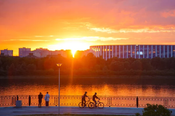 Les jeunes dans la ville au coucher du soleil faire du vélo — Photo