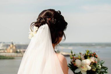 Düğün çiçekleri buketi ile güzel gelin, gelinlik çekici kadın.