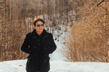 Gözlüklü, açık havada poz veren iyi giyimli bir adamın portresi. kendine güvenen ve odaklanmış bir adam ceket