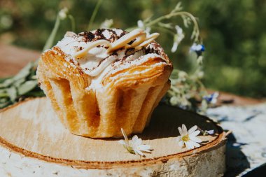 rustik tarzda masa dekoru.