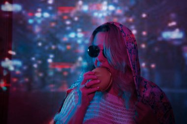 Şık gözlüklü güzel kız. Stil, Modern neon ışık gece şehir ışıkları