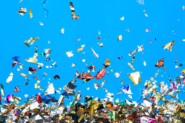 Праздничная рама сделана из серебряной мишуры и игристых конфетти на голубом пастельном фоне. Праздничная концепция
.